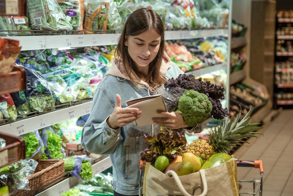 mujer-joven-portatil-compra-alimentos-supermercado.jpg